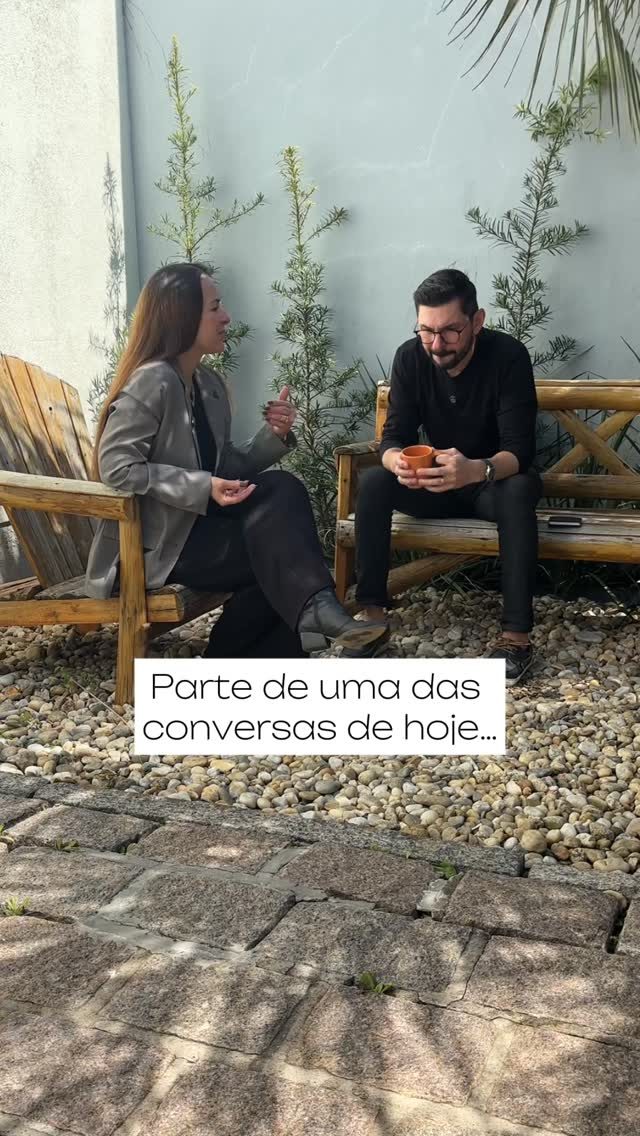 Conversa entre o médico e a nutricionista no jardim da clínica
